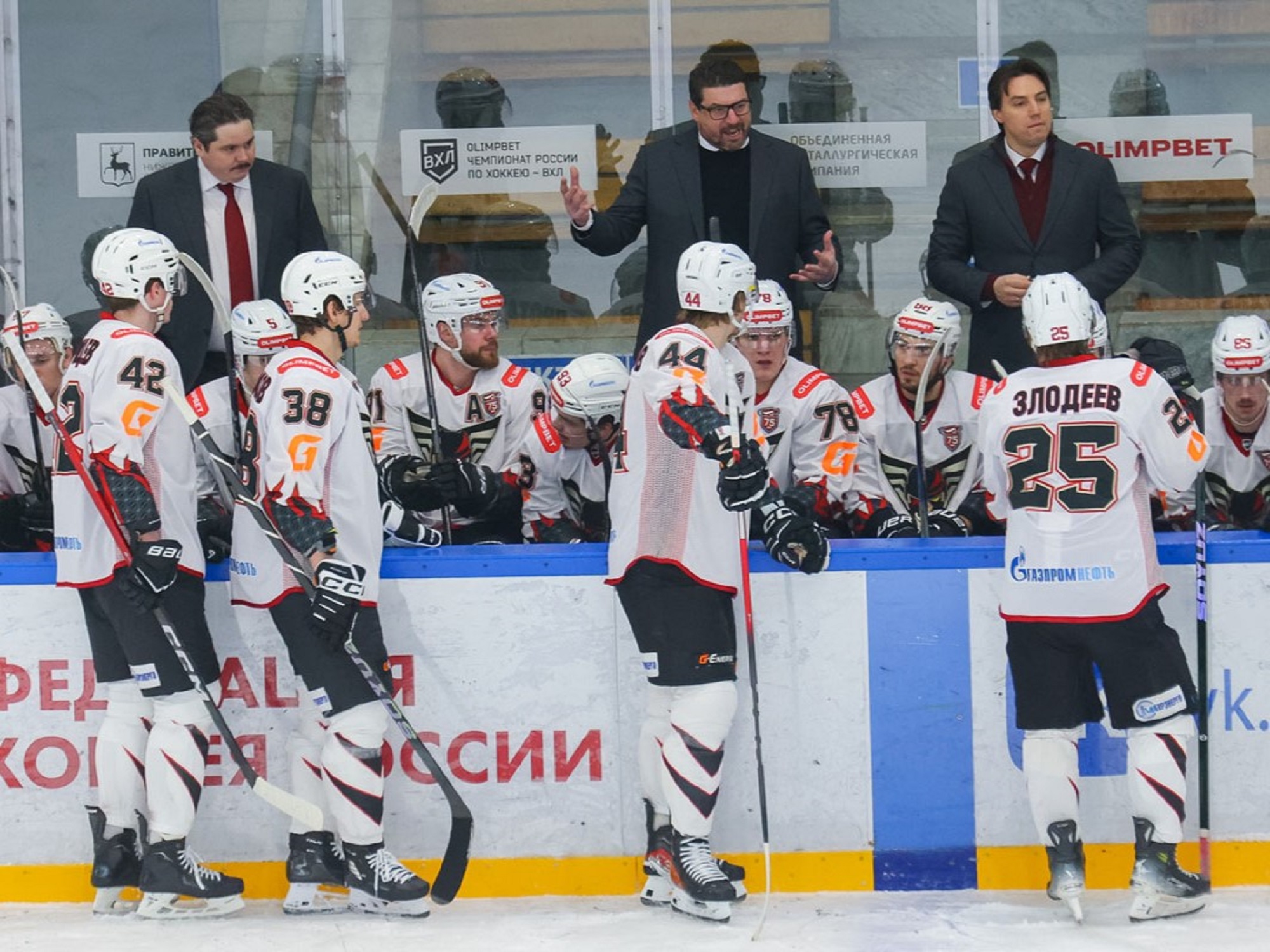 «Омские Крылья»: весь сезон наверху, но борьба за плей-офф обострилась